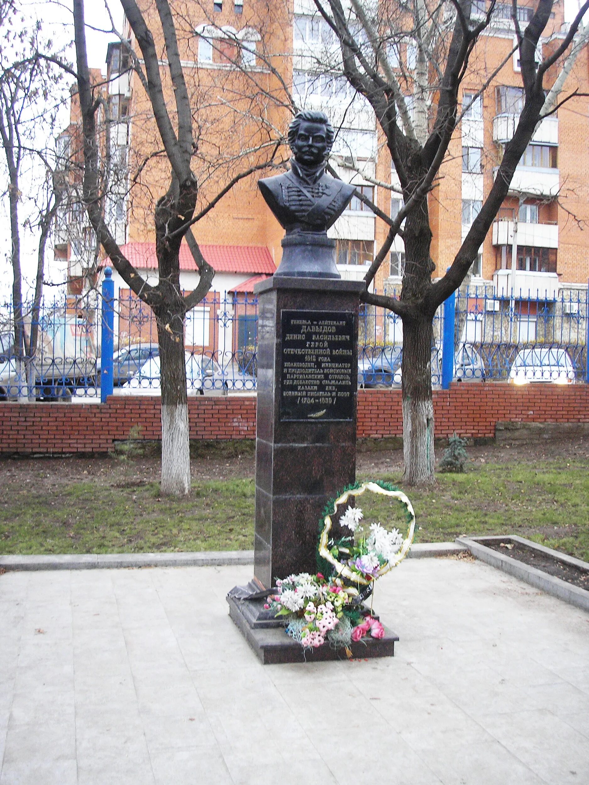 Бюст дважды героя советского союза мусы гареева. Памятник сергею аксакову. Памятник аксакова уфа. Бюсты уфы. Памятник юрию гагарину в уфе.