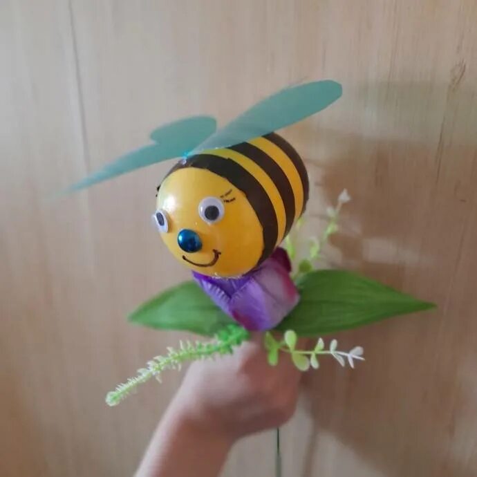 Пчелка из киндера. Поделка пчела из киндера. Пчёлка из Киндер сюрприза. Пчелки из киндеров. Поделка пчелки из киндера.