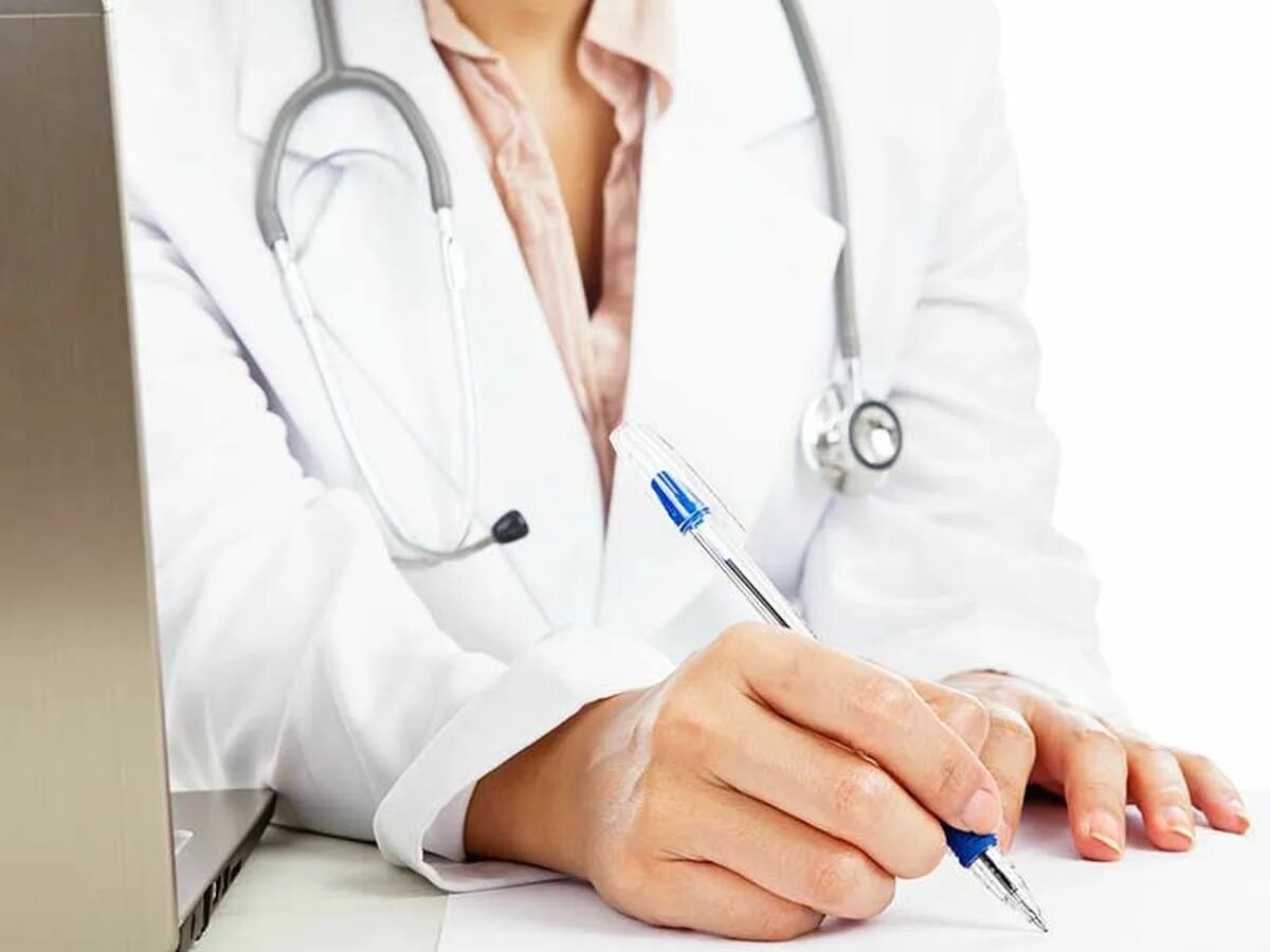 Врач с документами. Врач психиатр и пациент. Врач выписывает. Доктор с пациентом. Врач и пациент.