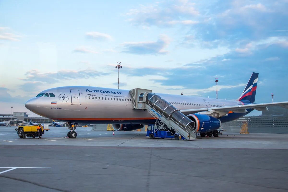 Beijing capital airlines. Декали аэрофлот боинг 777. Аэрофлот новосибирск санья. Аэропорт хайнань. Beijing capital airlines.