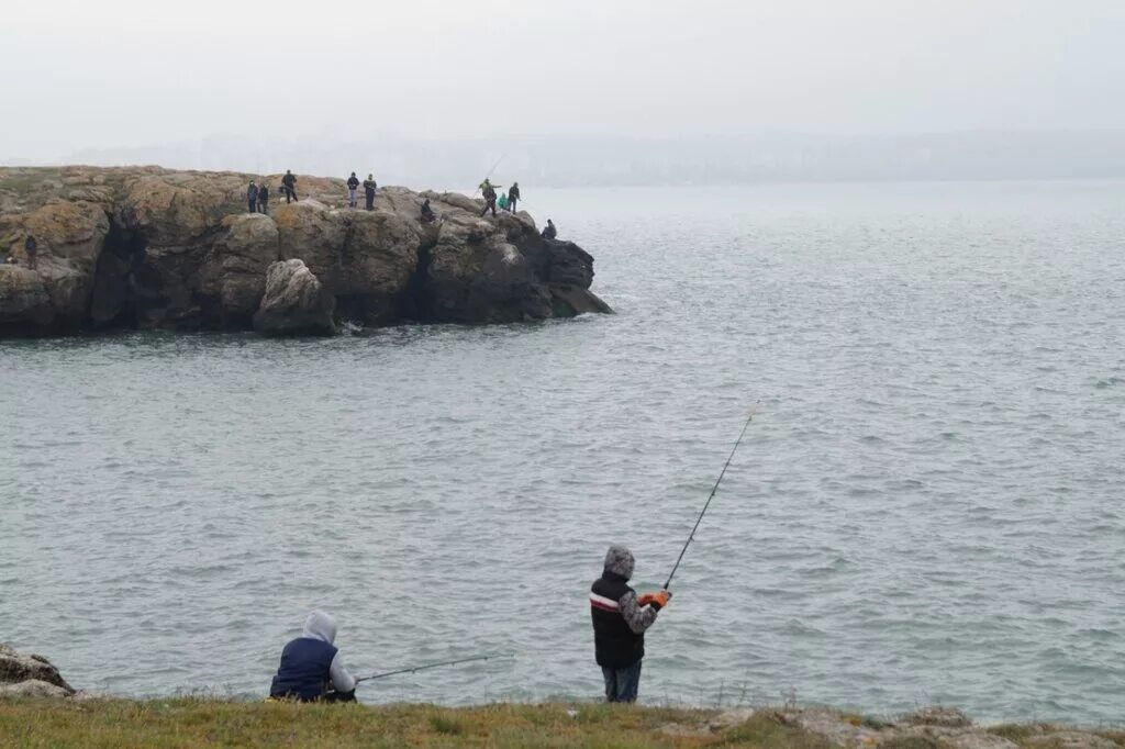 Рыбалка на Азовском море. Рыбалка на Азовском море с берега. Рыбалка в Щёлкино Азовское море. Азовское море рыбный рыбалка. Что ловят на берегу черного моря