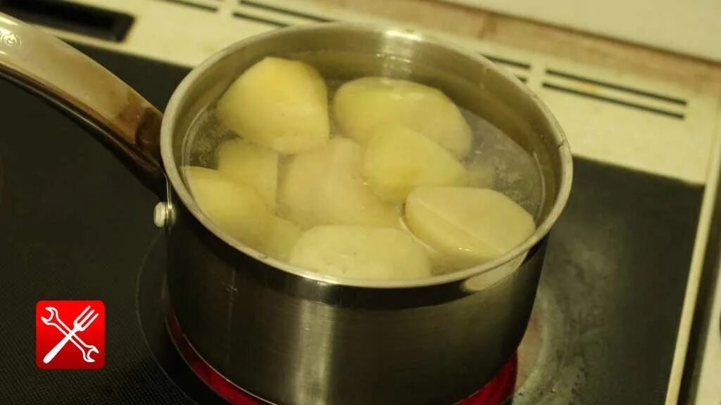 Сколько варить картошку очищенную после закипания. Вареная картошка в кастрюле. Вареный картофель в кастрюле. При варке в кастрюле. Картофель варенье.