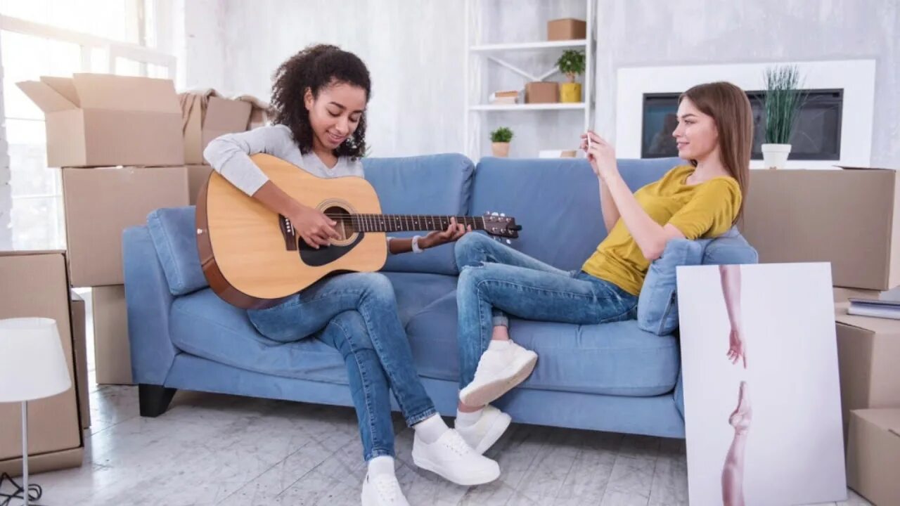 Дети и компьютерные игры на диване. Плейстейшен клуб. I don't want to play with you. Сидит на диване с гитарой. You play with her.