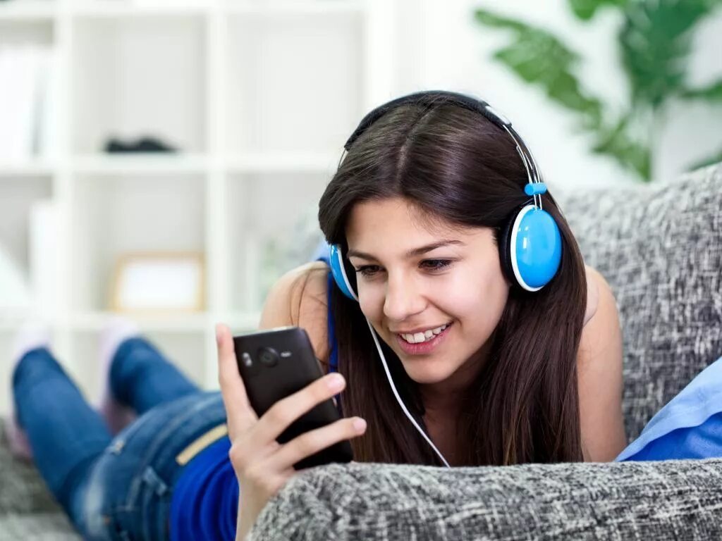Девушка в наушниках поет. Девушка с радиоприемником. Девушка слушает радио. Радиоприемник для девочки. Девушка с радиоприемником.