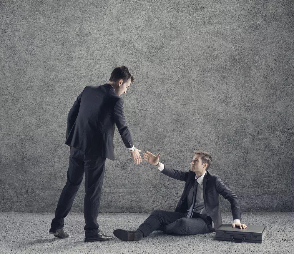 Человек помогает другому. Человек помогает человеку. Можно и с помощью других. Можно и с помощью других. Цитаты про помощь людям.