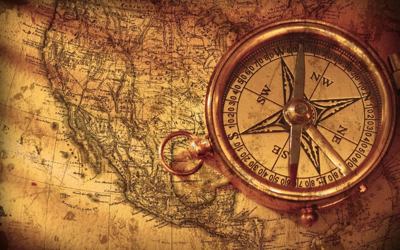Компас автор. Старинный компас. Компас красивый. Путешественник с компасом. Старинный морской компас.