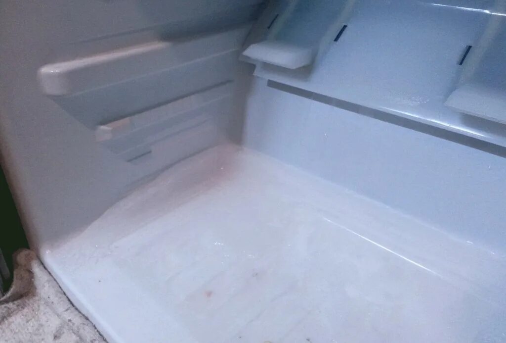 Почему в холодильнике появляется. Дренажное отверстие в холодильнике Индезит. Lhtyf;YJT jndthcnbt холодильник самсунг rl40e. Самсунг RL 40 дренажное отверстие. Холодильник Beko дренажное отверстие.