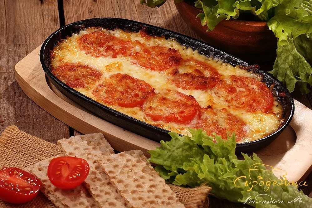 пиросмани блюдо. помидоры с сыром сулугуни. рыба под сыром и помидорами. сулугуни с помидорами на кеци. сыр на кеци.