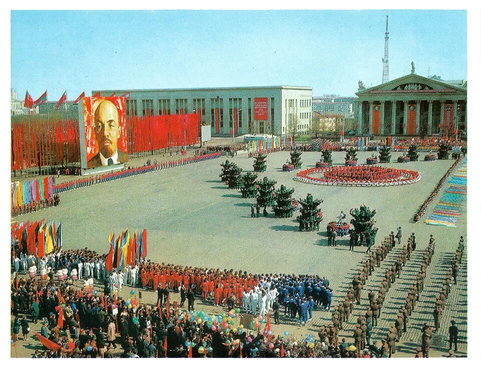 площадь независимости минск ссср. столица белоруссии в ссср. минск 1961 площадь ленина. трактор мтз 50х беларусь. советский-трактор-белорусский-трактор-завод.
