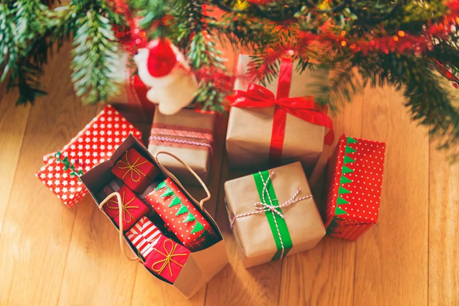 Christmas present shop. Buy presents on holidays. Подарочные коробки. Buy gift. Рождественский шопинг.