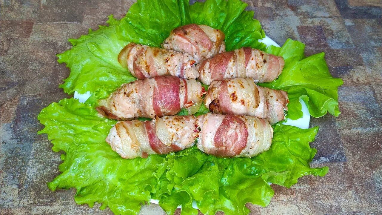 Рулет из филе курицы с беконом. Куриные рулетики в беконе. рулетики из курицы в беконе. пальчики из куриного филе в беконе. рулетики из куриного филе с беконом.