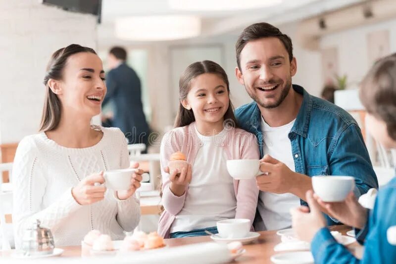 Северо американская семья. Family comes together. Семья гуляет по лугу. Счастливая семья на прогулке. Семья селфи.