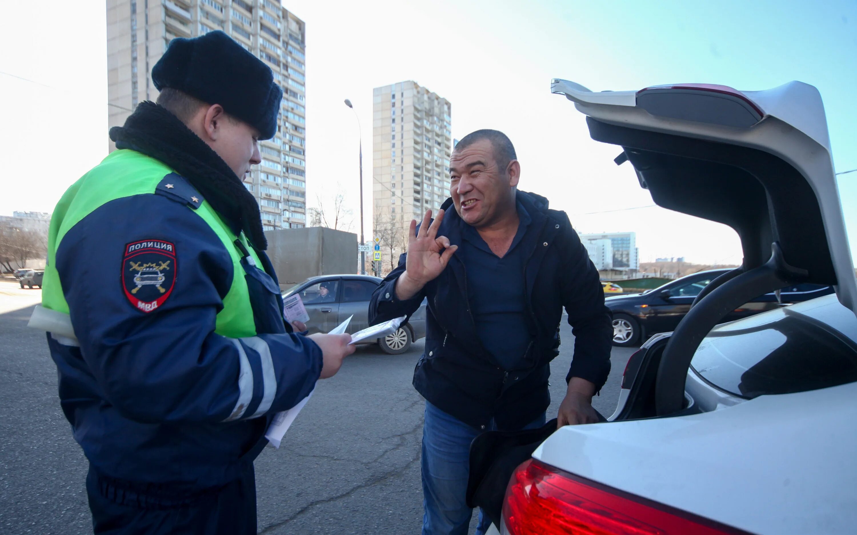 Сотрудник ГИБДД. Полиция проверяет машину. Инспектор ДПС. ДПС досмотр авто. Сотрудник дпс остановил для проверки документов