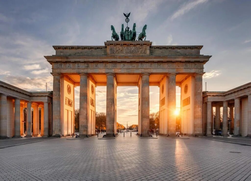 Берлин самое главное. Бранденбургские ворота в Берлине. Берлин. Бранденбургские ворота(1788-1791. Бранденбургские ворота (Brandenburg Gate). Германия Берлин достопримечательности Бранденбургские ворота.