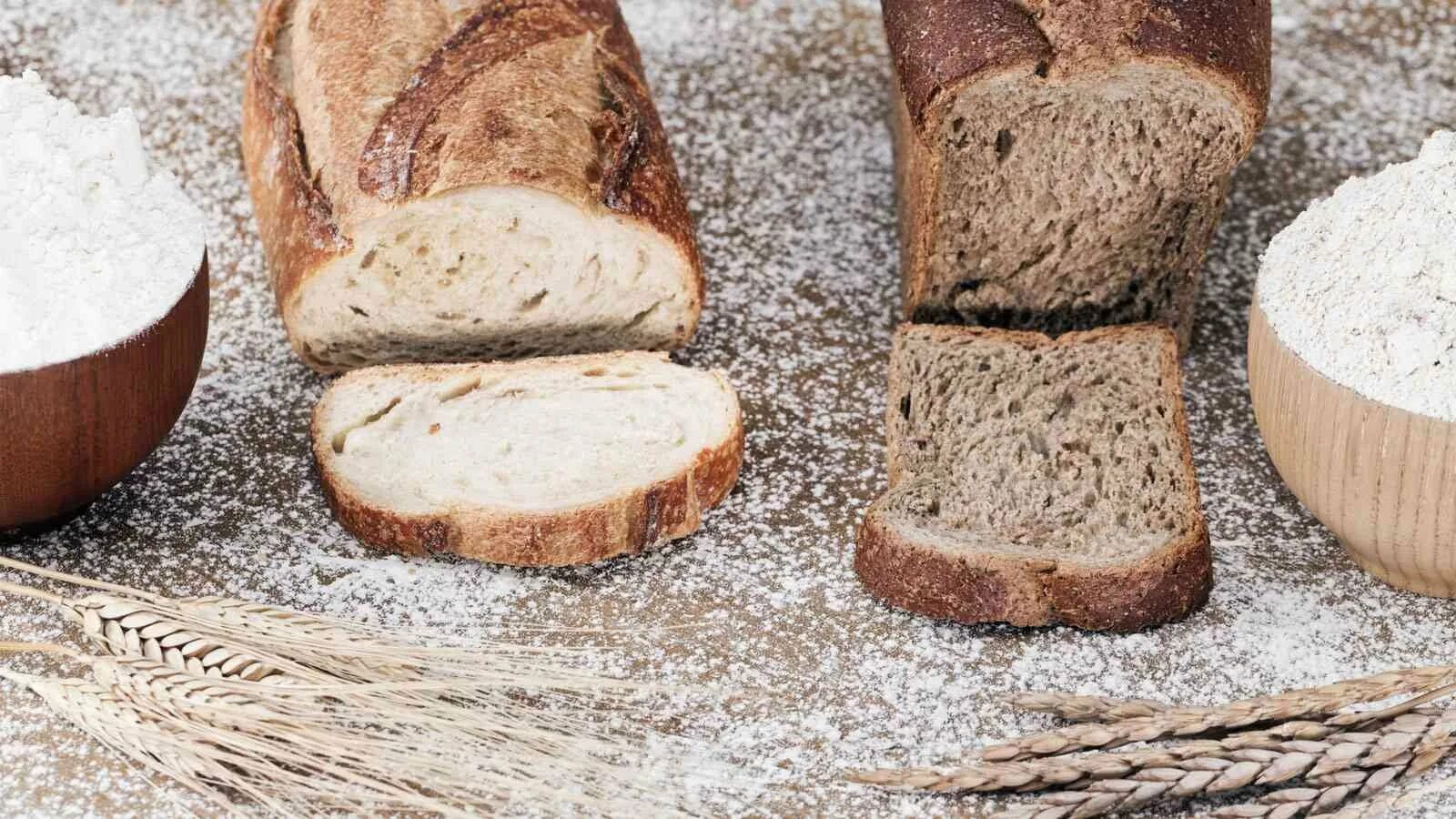 Какой хлеб повышает сахар. Белый хлеб. Хлеб белый вчерашний. Серый хлеб. Цельнозерновой серый хлеб.