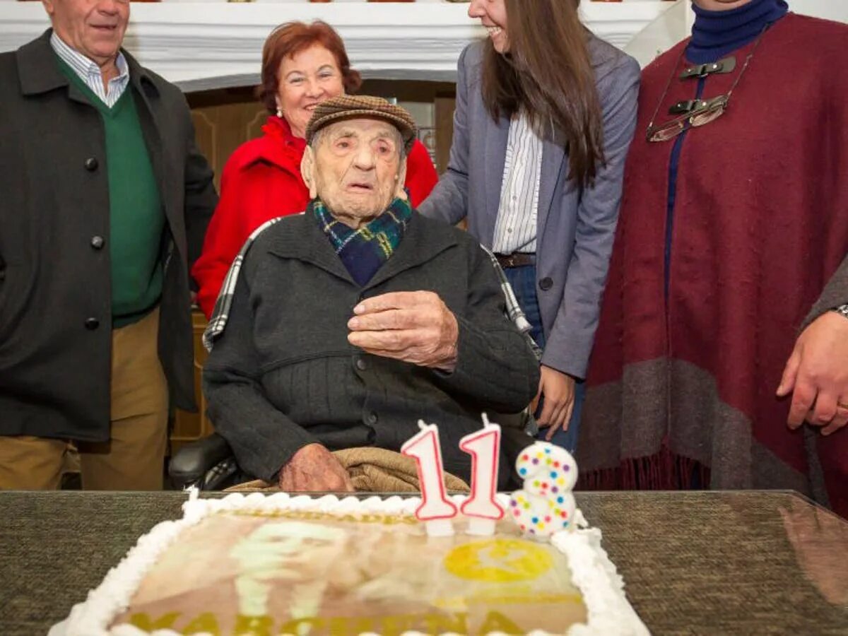 Умер старейший мужчина в мире. Торт долгожитель. Дедушка 110 лет. Долгожители за обедом.