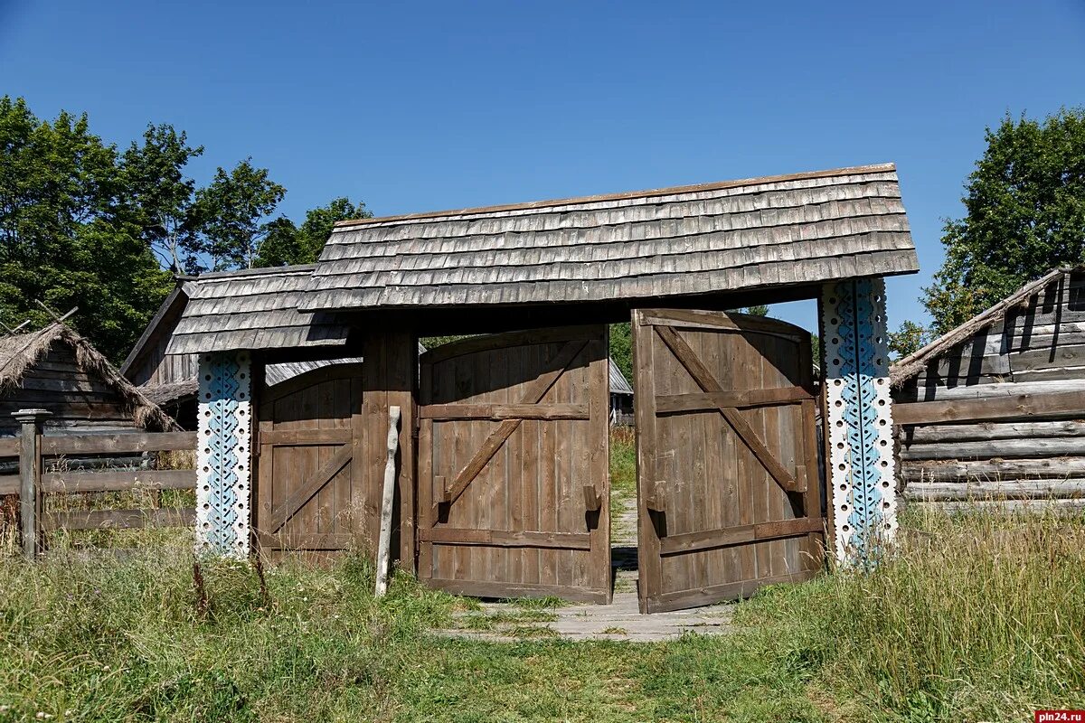 Урочище Лосковское Псковская. Кинодеревня в Пскове. Кинодеревня. Урочище Лосковское. Новоржев. Холоп где снимали дворец