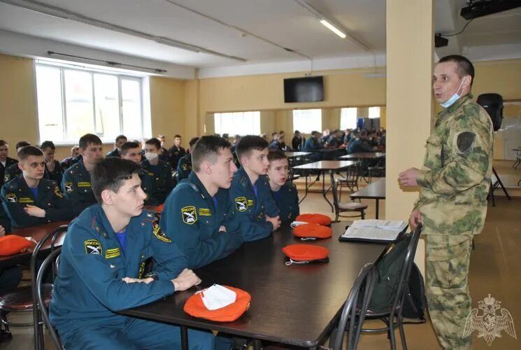 Кировский спасательно пожарный юридический полицейский. Пожарно-спасательный юридический колледж Киров. Кировский пожарно спасательный колледж. Кировско полицейско пожарно спасательный колледж. Пожарно спасательный колледж урок.