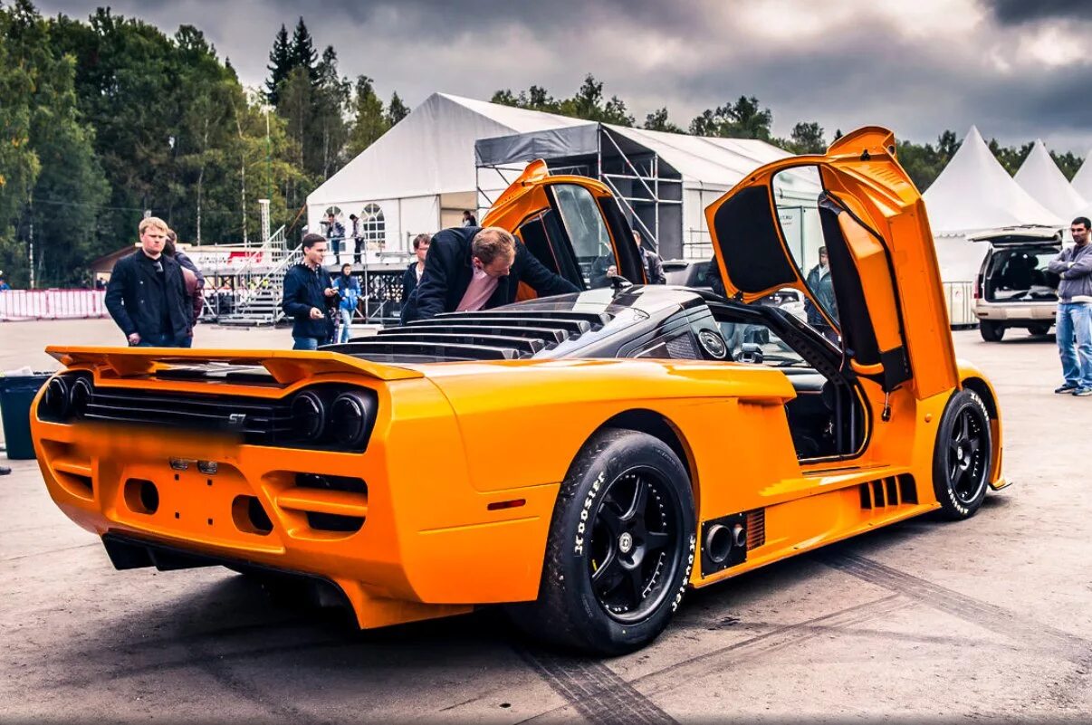 Интересные автомобили россии. Saleen s7 в России. Бугатти Драгстер. Saleen s7 Competition. 2004 Saleen s7.