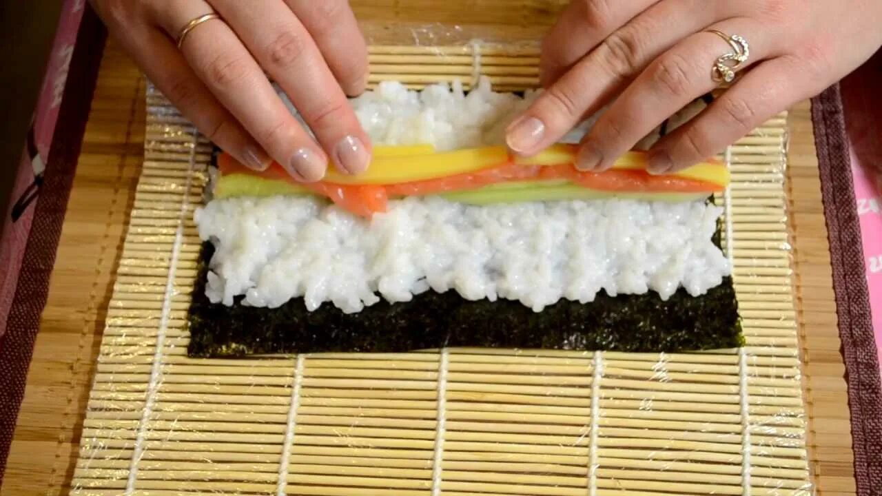 В домашних условиях можно нужно. Ролыв домашних условиях. Приготовление суши. Какделвть суши. Как делать суши.