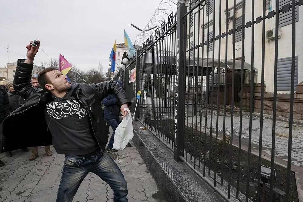 Нападение на посольство. Нападение на посольство РФ В Киеве. Закидывают русское посольство. Russia's Attack on Kiev.