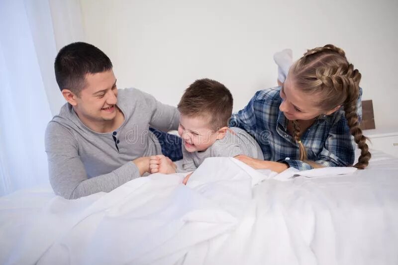 Mam dad and Baby girl. Папа в спальне дочки