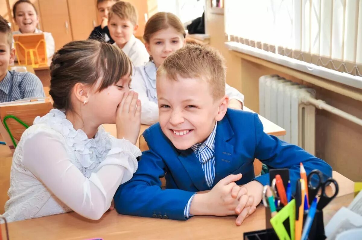 Ученик снимал урок. Младшие школьники. Дети в школе. Ученик за партой. Школьники за партой.