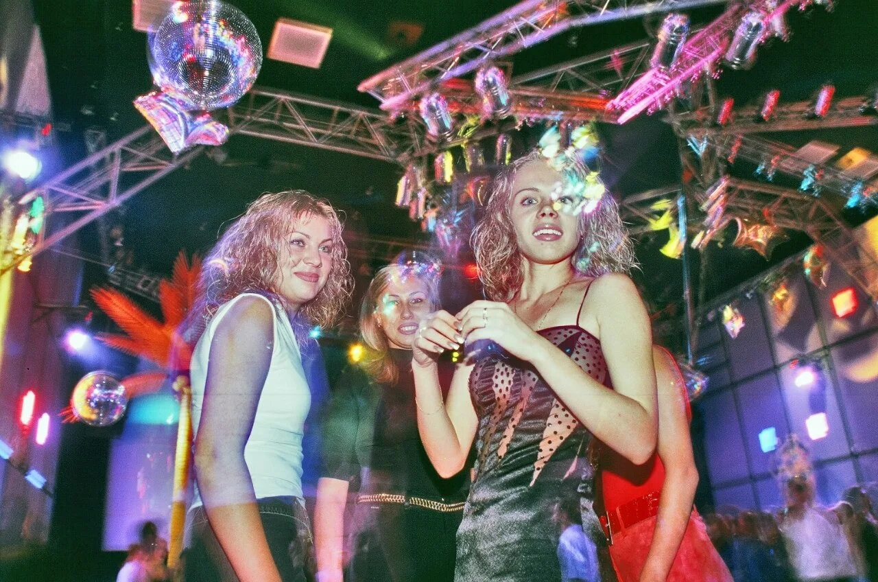 2000 года ночной клуб. Клуб 90-х. Ночной клуб 90-е. 90-Е годы в России. Ночная жизнь Москвы 90х.
