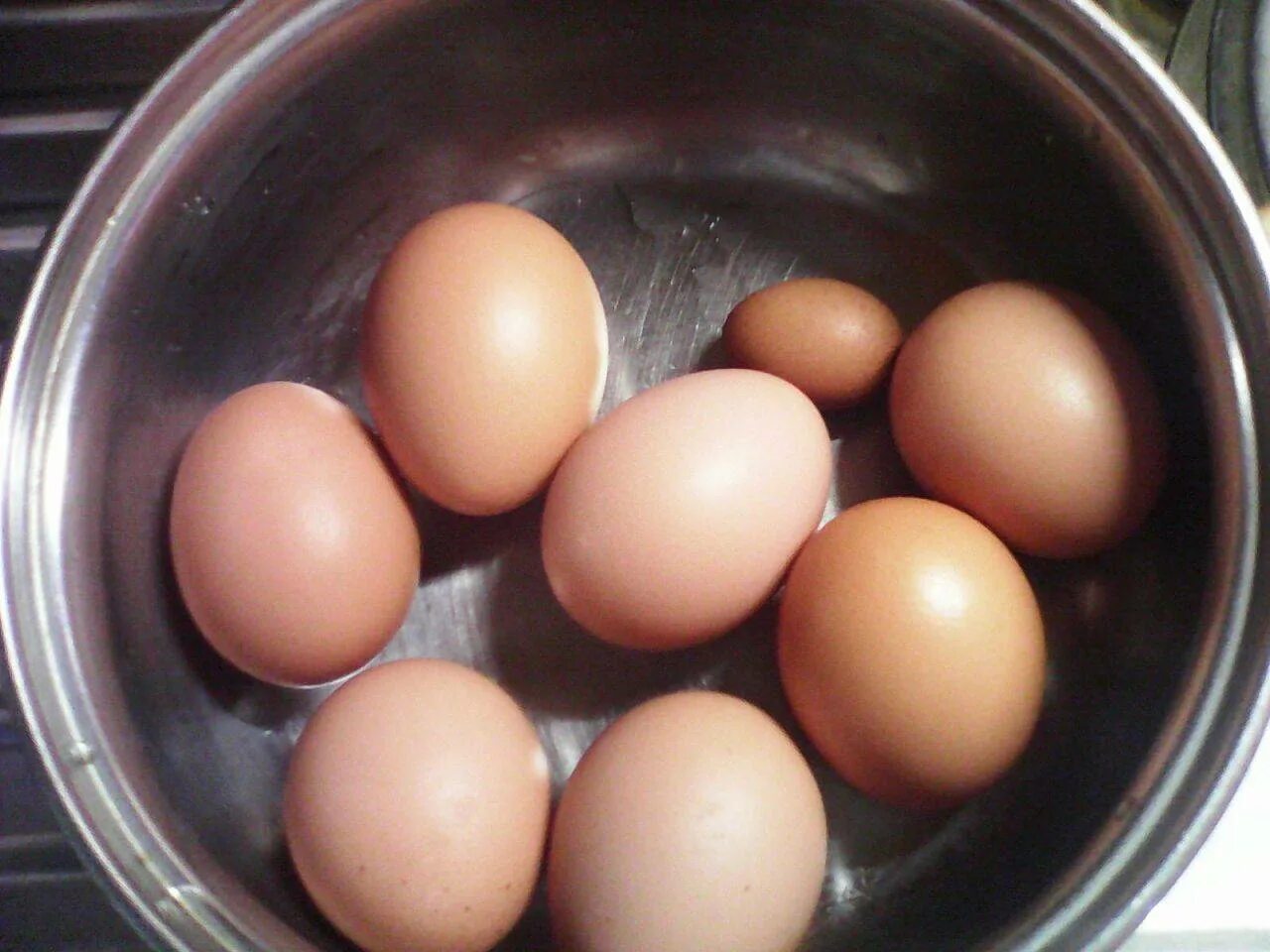 Кура несет мелкие яйца. Мелкие яйца. Яйцо несушки мелкое. Куры несут мелкие яйца. Яйца карликового.