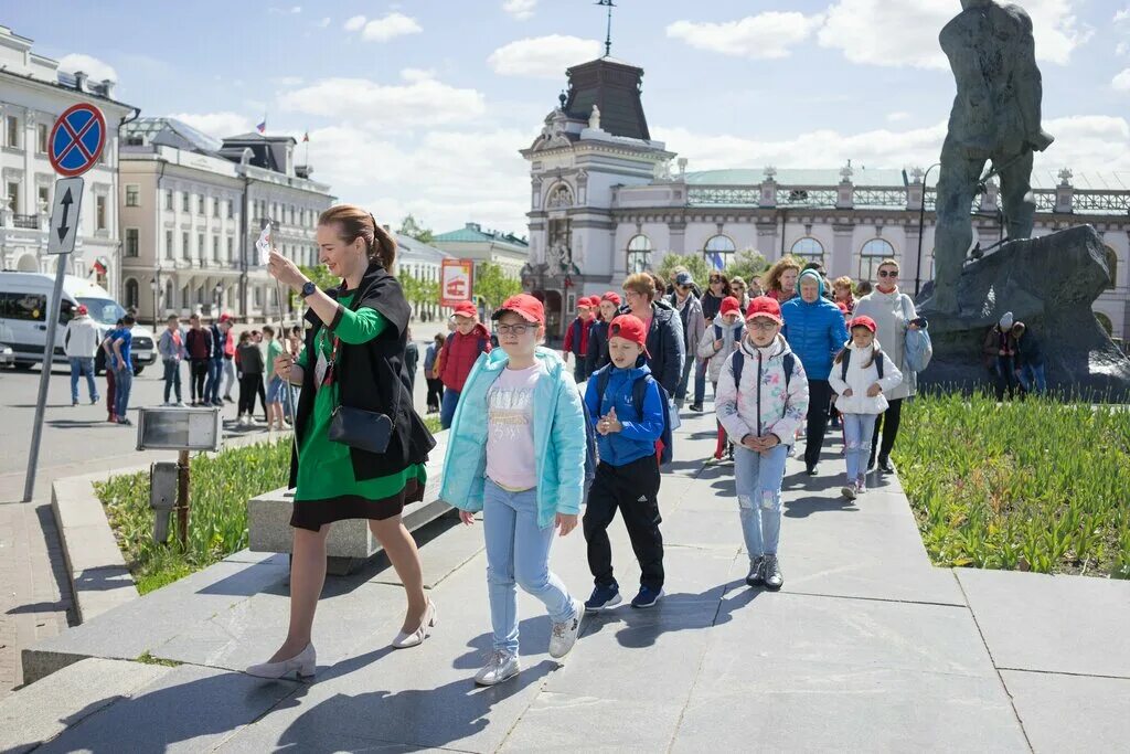 Казань путешествие на неделю. Пешая экскурсия. Пешеходная экскурсия школьников. Экскурсии для школьников. Туристы в Казани.