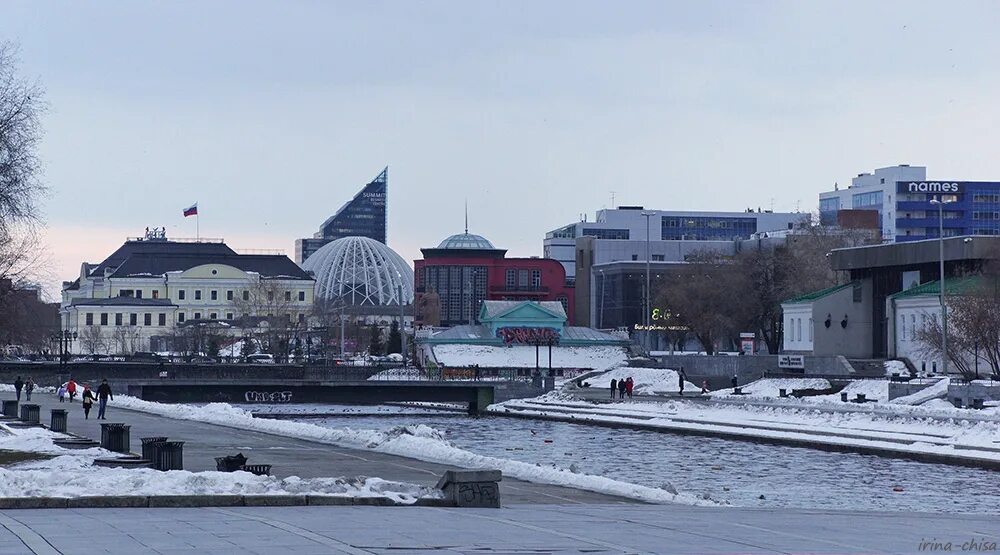 Лед 3 екб. Плотинка екб зимой. плотинка екатеринбурга и вашингтон. плотинка екатеринбург переход. ночной екатеринбург зима 2025 плотинка.