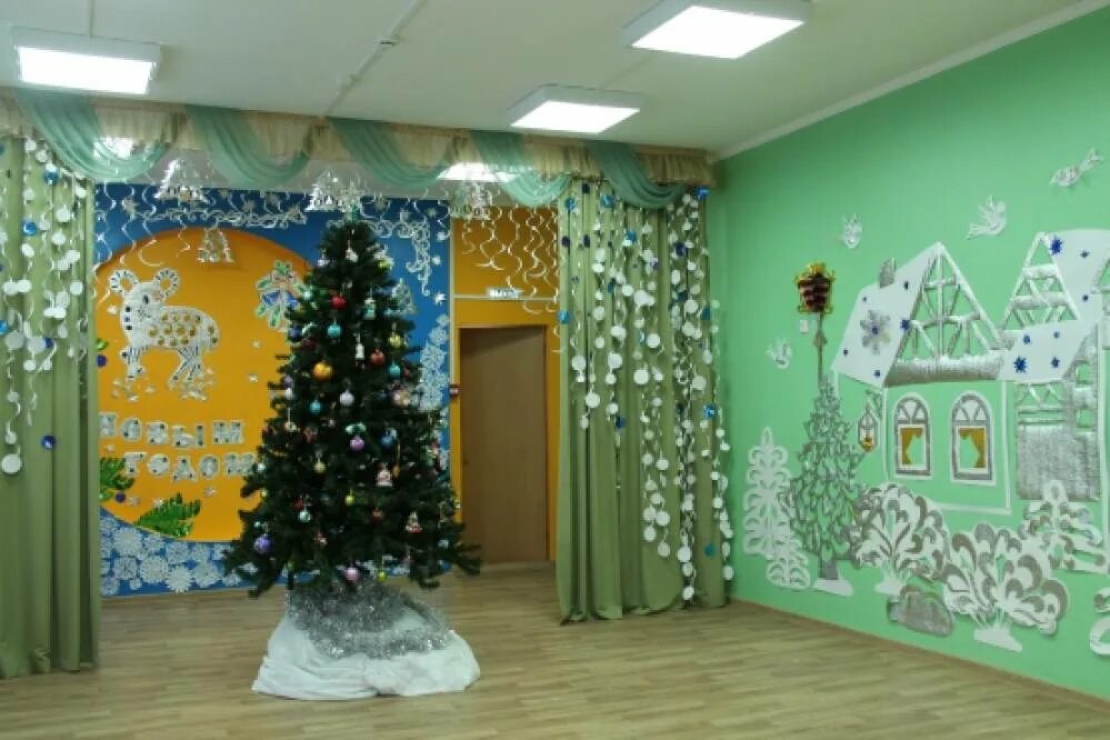 Оформление зала к новому году в школе. Украшение рекреации школы к новому году. украшение зала на новый год в школе. украшение коридора в школе на новый год. украшение стены на новый год в школе.