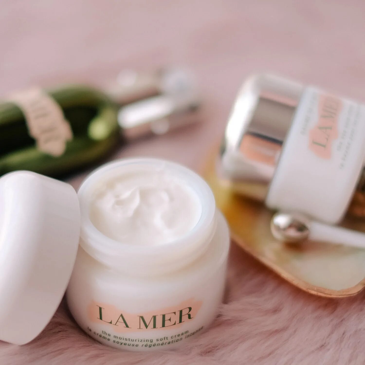 Адмера купить. La mer the Moisturizing Cream. La mer Cream. La mer крем для лица. Ла мер интернет магазин.