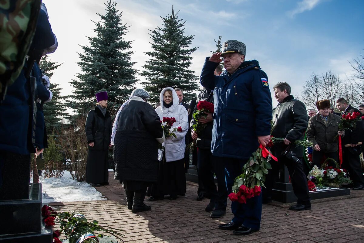 Десантники Аргунское ущелье псковские 2000. Похороны десантников Псков 6 рота. Шестая рота Псков могила. Псковский десант 6 рота.