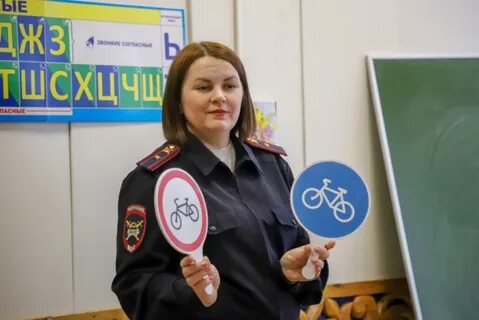 Расскажите как движется полицейский