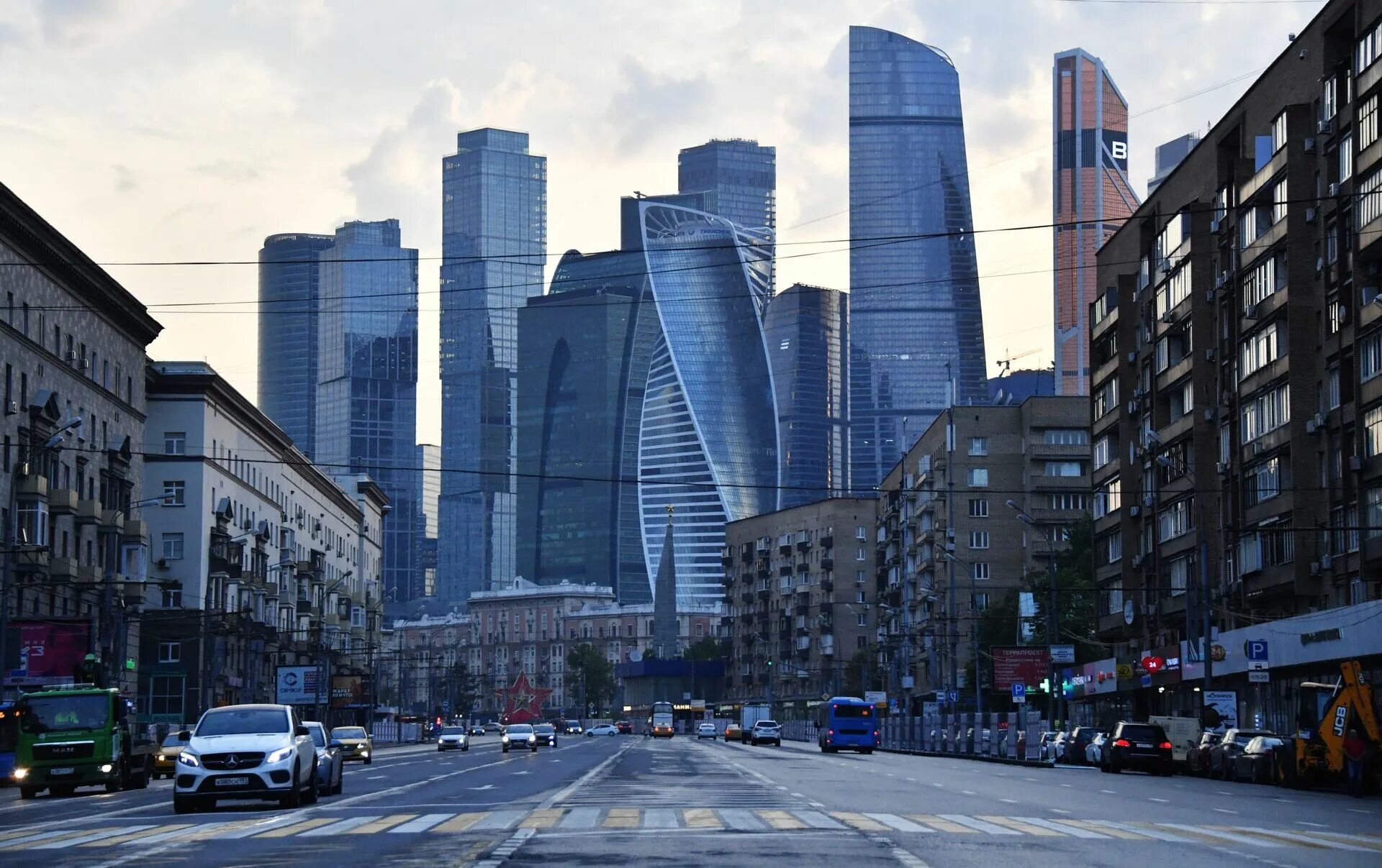 Небоскребы улица. Дорогомиловская улица  центр Москва. Москва Сити с Дорогомиловской. Вид на Москва Сити с Дорогомиловской. Кутузовский проспект Москва Сити.