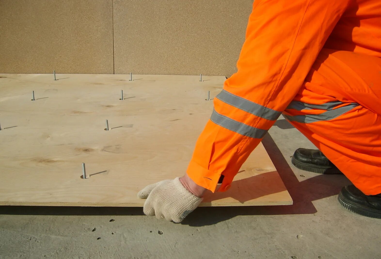 Крепеж для лаг пола к бетону. Стяжка бетонного пола полистиролбетон. Маяк для стяжки пола 10 мм. Маяк для стяжки пола 100 мм. Профиль маячковый для стяжки пола.