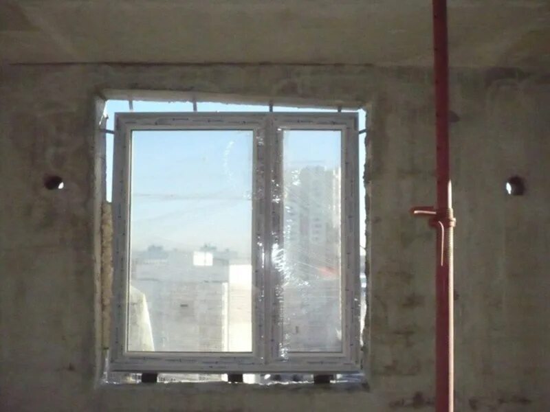 Окно меньше проема. Пластиковая дверь на балкон. Окно меньше проема. Окна в кирпичном доме. Проем окна.