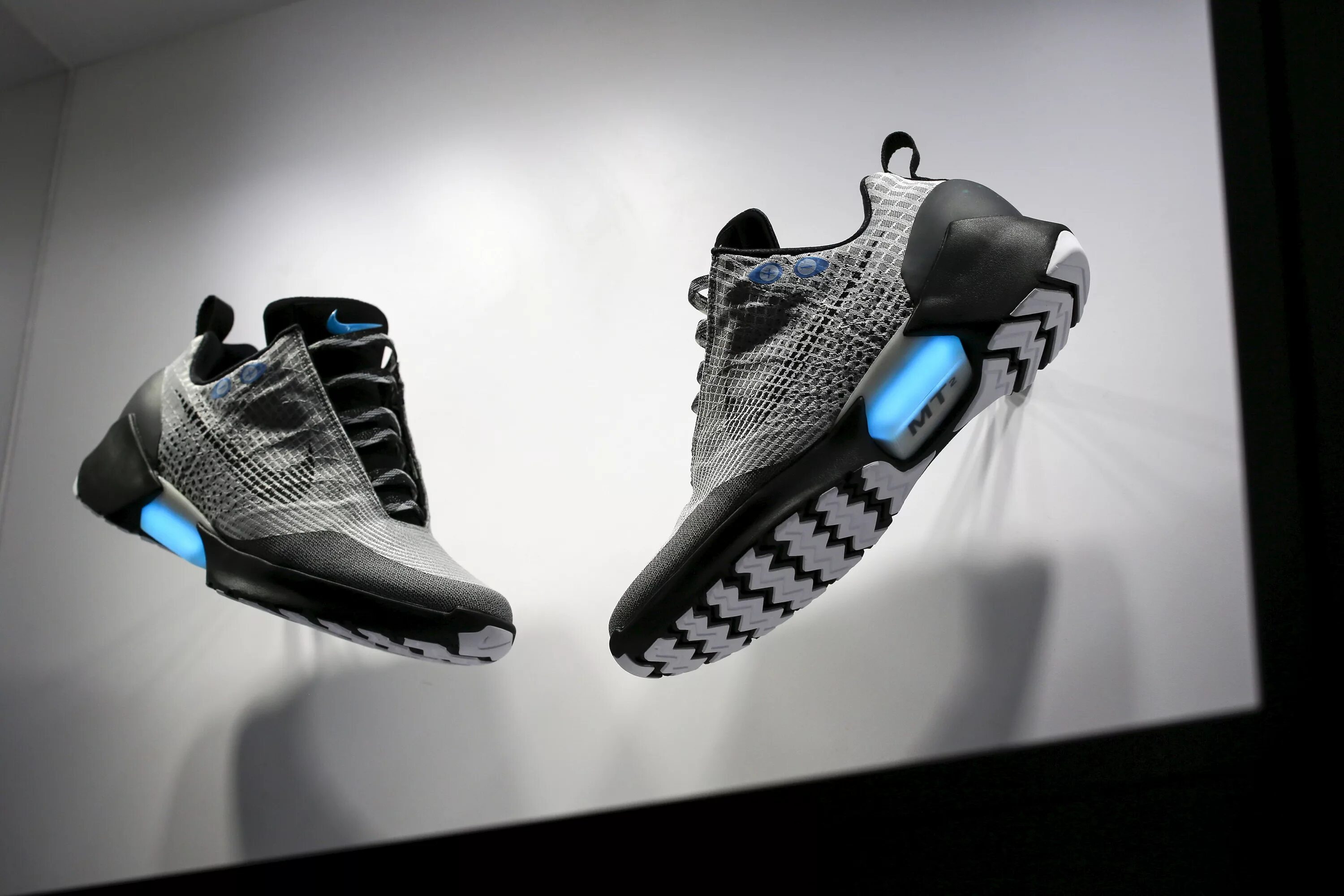 Все кроссовки адидас за всю историю. Nike HYPERADAPT 1.0 RS. Самозавязывающиеся кроссовки Nike. Nike HYPERADAPT 2. Самозавязывающиеся кроссовки адидас.