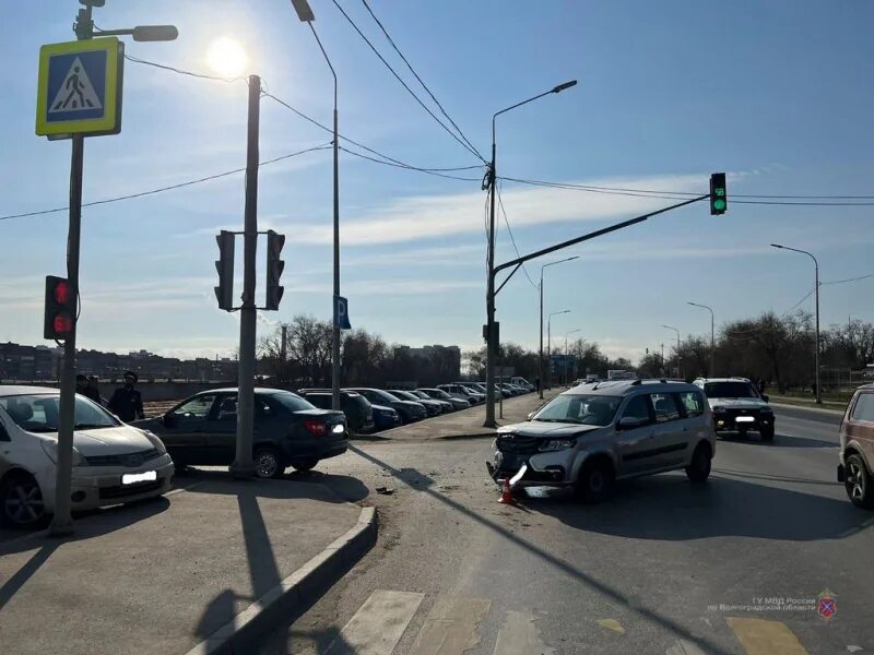 Набережная Волгоград 2022 авария. Авария в Волгограде сегодня. Авария Волгоград Тракторозаводский район. ДТП Волгоград Тракторозаводский район 9 июля. Новости россии 07.04 24