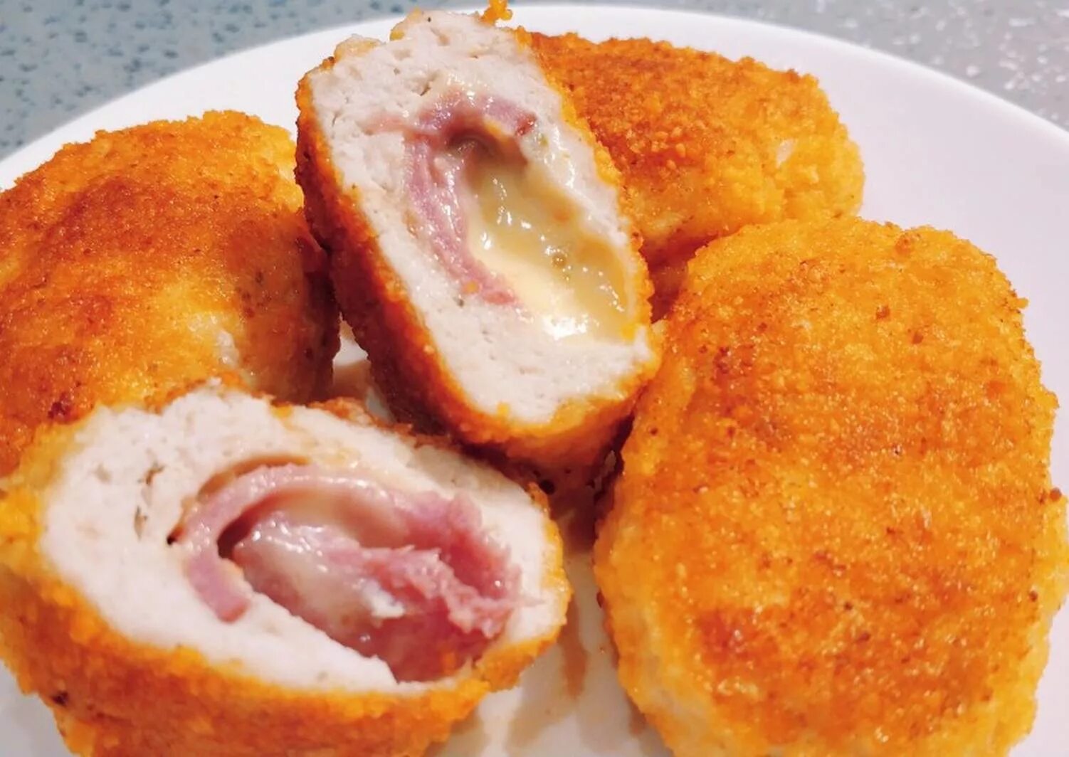 Как готовить кордон блю. Кордон блю с ветчиной. Кордон блю. Филе кордон блю. Куриный рулет кордон блю.