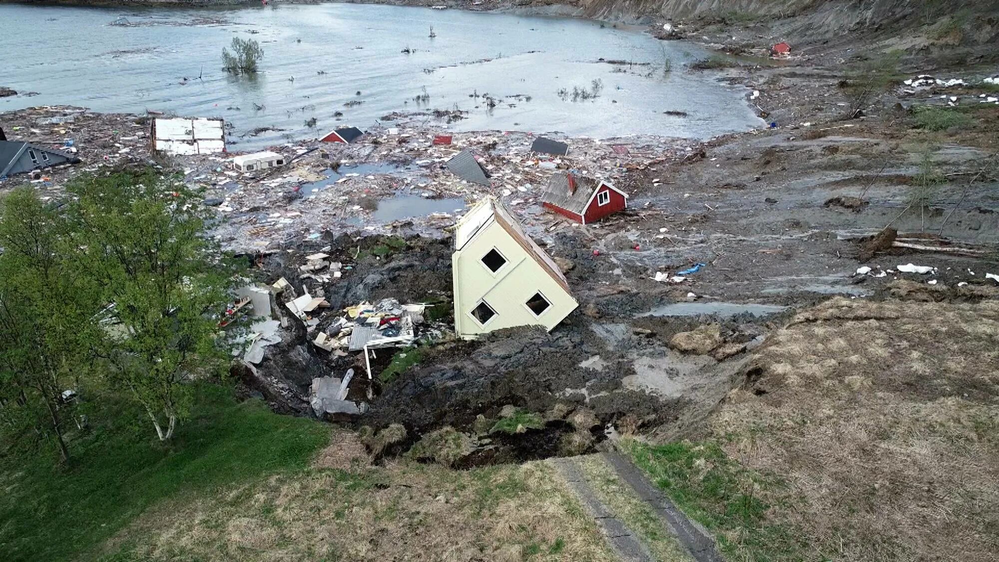 Землетрясение в осло. В Норвегии оползень унёс в море 8 домов. Оползень Акернесет Норвегия. Оползень Стурегга. Наводнения в Норвегии.