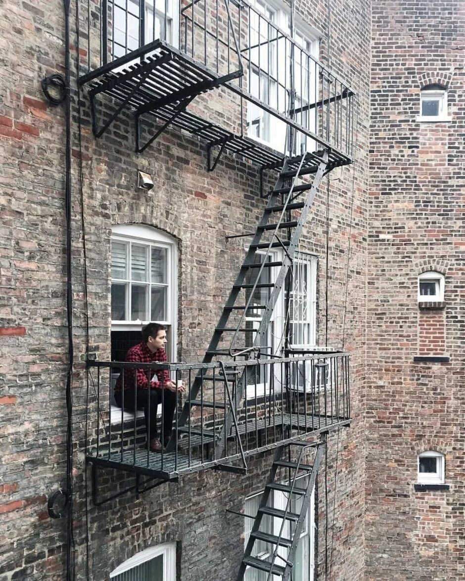 Пожарная лестница Нью Йорк. Пожарная лестница наружная. Пожарная лестница на балконе. Противопожарные лестницы. Балконы в общежитиях