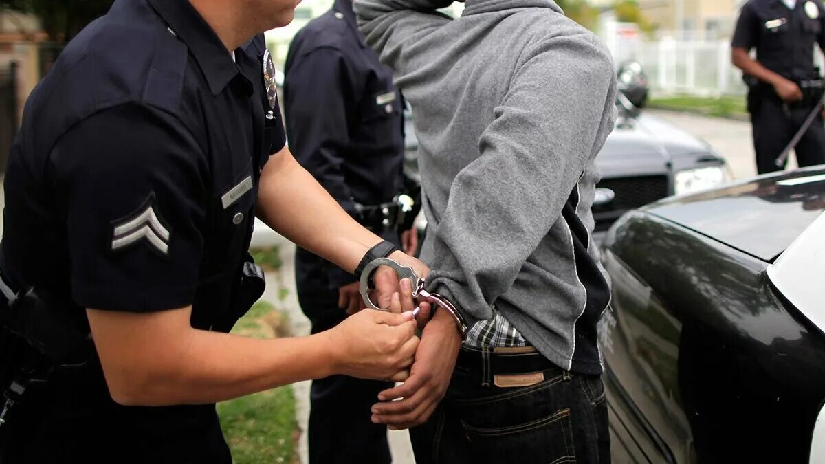 Полиция наручники. Полицейский арестовывает преступника. Подросток и полиция.