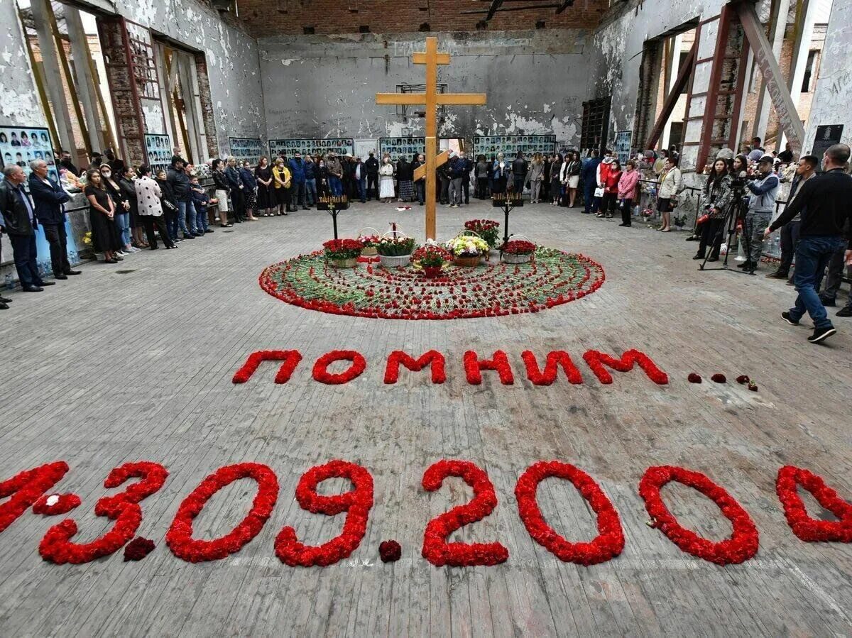 Какая годовщина беслана. Отец феофан замесов на годовщине беслана. В 2004 году захвачена школа в беслане. Годовщина беслана день памяти в детсаду 29 медвежье озерский. Отец феофан замесов на годовщине беслана.