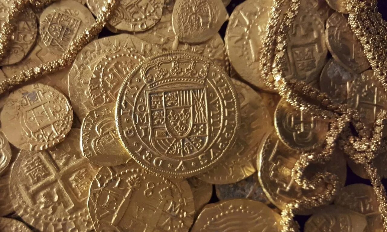 Золото кладоискателей. Золото затонувших галеонов Испании. Испанская Золотая монета с галеона. Золото испанских галеонов. Золото монеты.