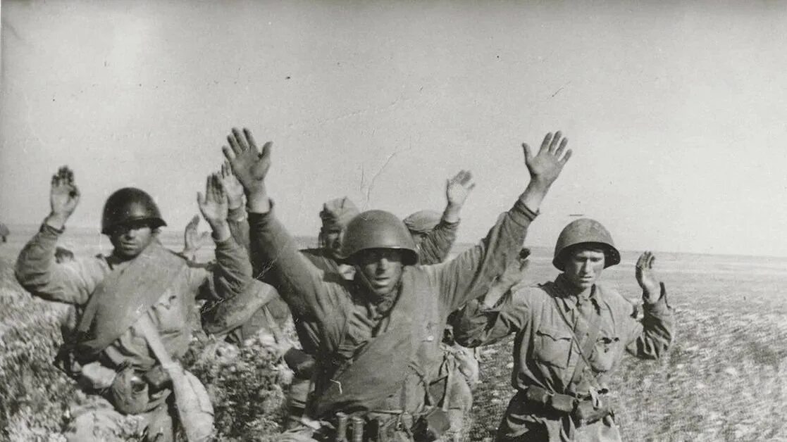 Дезертиры 1941. Плен советских солдат в 1941. немецкие солдаты в плену. немецкие солдаты сдаются в плен.