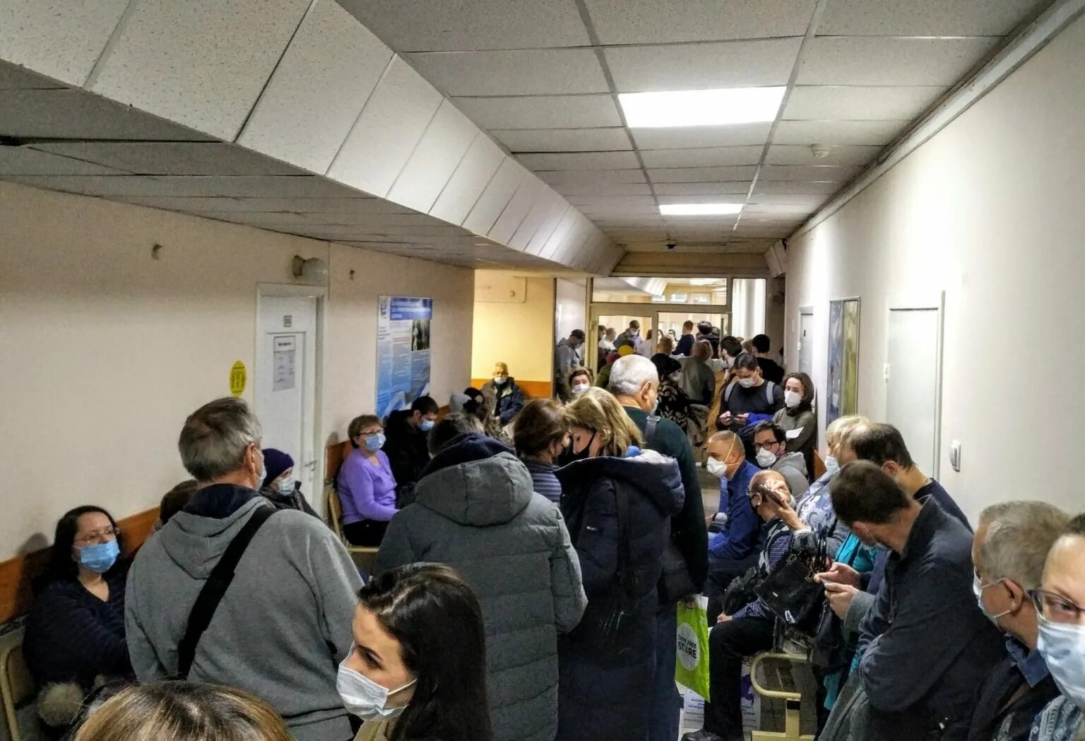 Многодетные в очереди в поликлинику. Очередь в поликлинике. очереди в поликлиниках спб. очередь вполиклиннике. очередь в больнице.