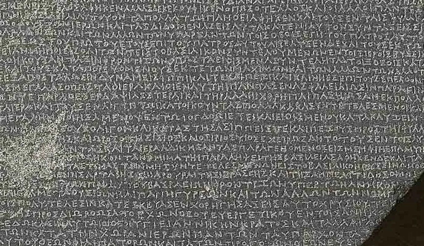Розеттский камень. Розеттский камень древнегреческий текст. Розеттский камень прорисовка. Древнегреческий текст на Камне.