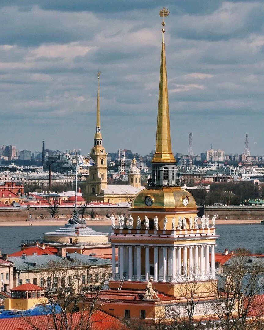 Шпиль в петербурге. Шпиль Адмиралтейства в Санкт-Петербурге. Адмиралтейская игла шпиль. Кораблик на шпиле Петропавловской крепости в Санкт-Петербурге.